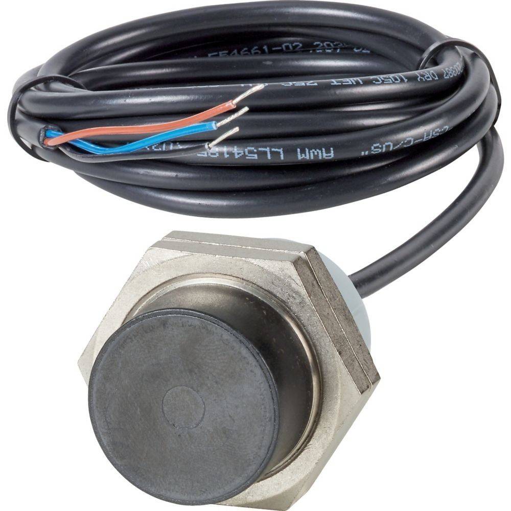 Ein zylindrischer Näherungssensor mit sechseckiger Befestigungsbasis und schwarzem Kabel mit freiliegenden Drähten, der zum Erkennen nahegelegener Objekte verwendet wird.