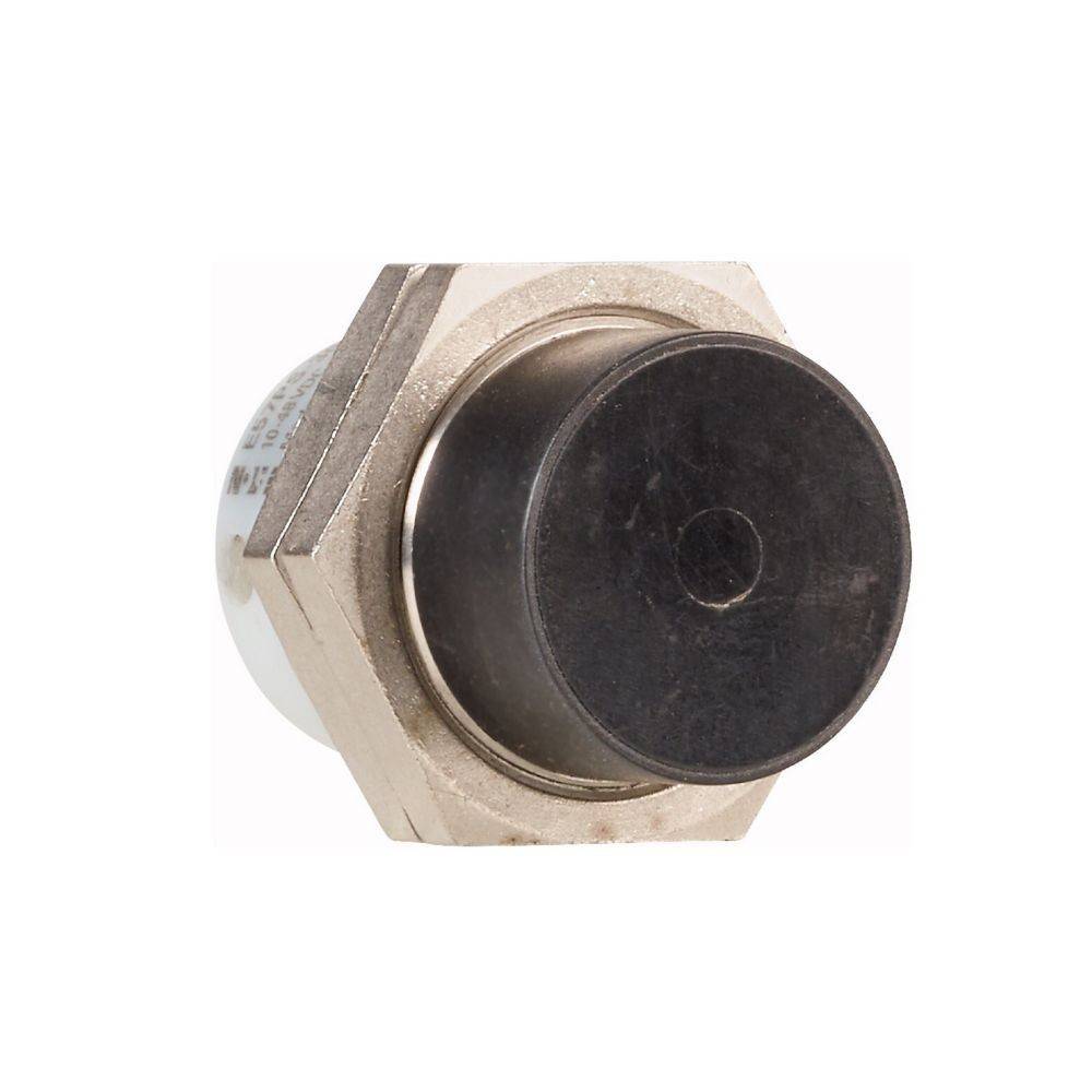 Ein metallischer, sechseckiger Sensor mit einer kreisförmigen schwarzen Oberfläche, wahrscheinlich zur Druck- oder Bewegungserkennung in industriellen Anwendungen verwendet.