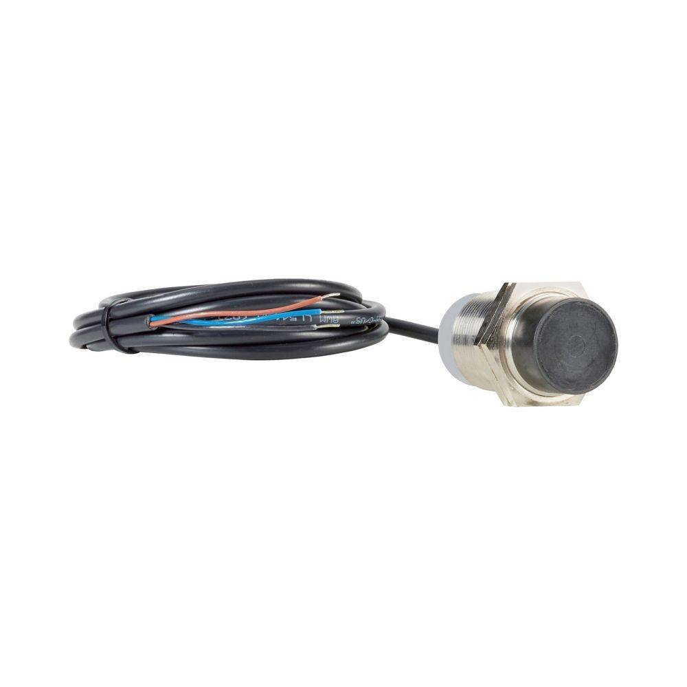 Ein runder metallischer Drucktaster mit angeschlossener schwarzer Verkabelung, bei dem mehrfarbige Kabel am Ende freigelegt sind.