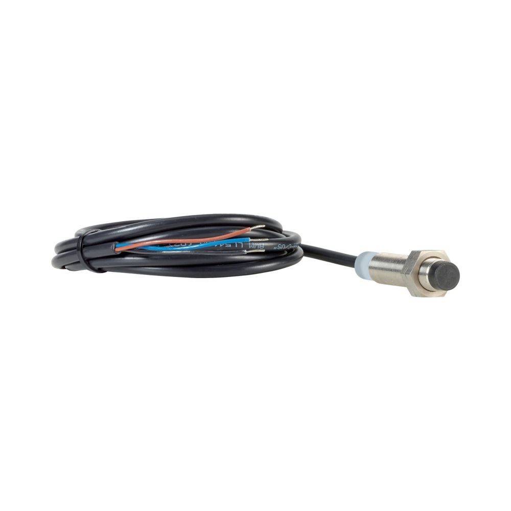 Ein zylindrischer Metallnäherungssensor mit Kabel, ausgestattet mit freigelegten Drähten am Ende. Er kann Objekte ohne physischen Kontakt erkennen.