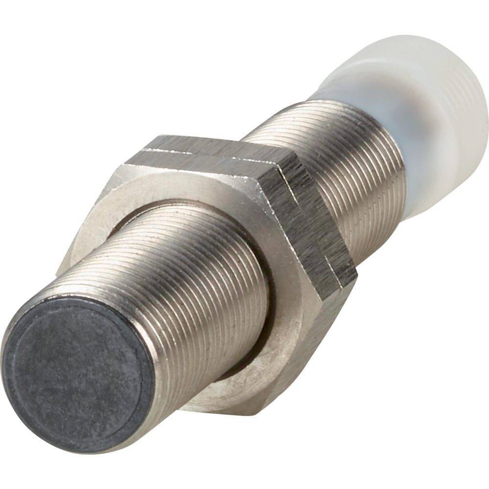 Ein metallischer zylindrischer Sensor mit gerillter Oberfläche und einem sechseckigen Mutternkopf, wahrscheinlich zur Näherungserkennung in industriellen Umgebungen eingesetzt.