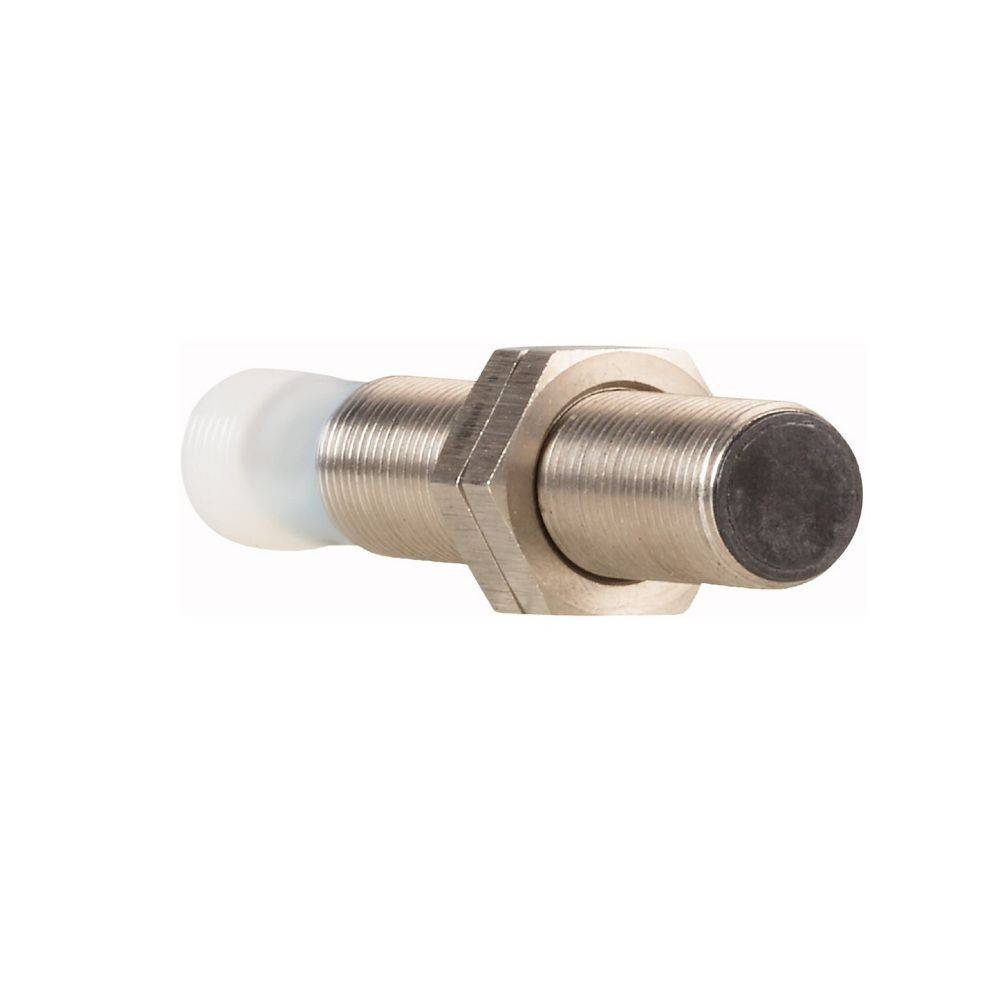 Ein metallischer zylindrischer Sensor mit einem gerundeten Gewindekörper und einer weißen Spitze, entwickelt zur Objekterkennung oder Abstandsmessung in Automatisierungssystemen.