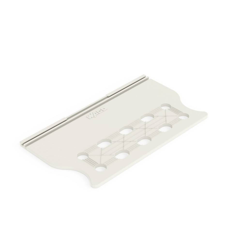 Ein Gitarrenplektrenhalter in Weiß, entworfen zur Aufbewahrung mehrerer Plektren mit kreisförmigen Schlitzen und einem Schlitz zur Befestigung, der ein minimalistisches Design zeigt.
