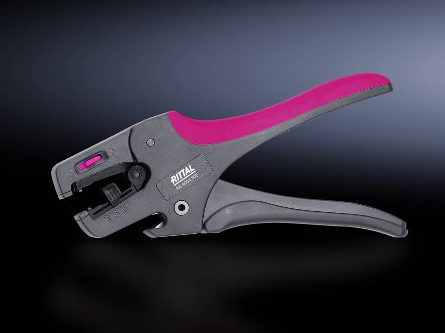 Ein Abisolierwerkzeug mit einem pinken Griff, an dessen Seite 'RITTAL' beschriftet ist, vor einem dunklen Verlaufshintergrund.