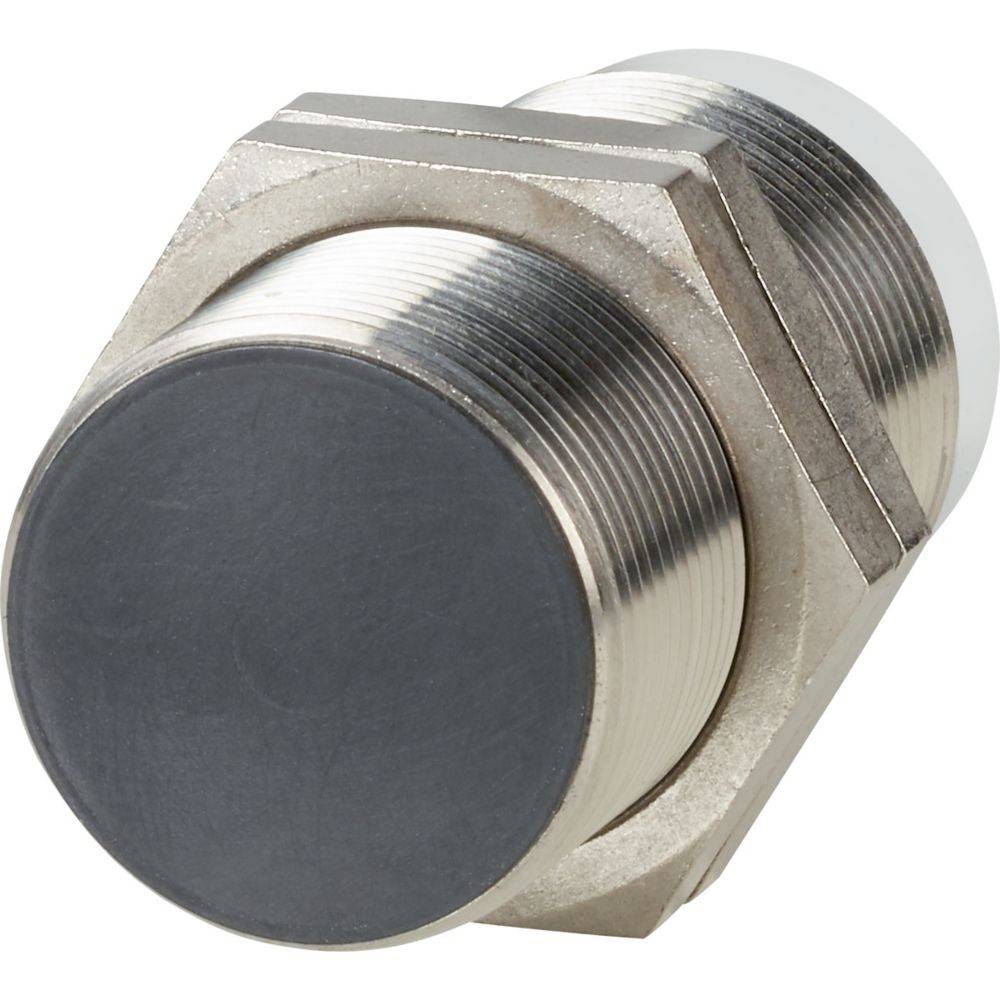 Ein metallischer zylindrischer Sensor mit einer glatten, kreisförmigen Oberfläche und gewindeten Seiten, wahrscheinlich verwendet für Näherungserkennung in industriellen Umgebungen.