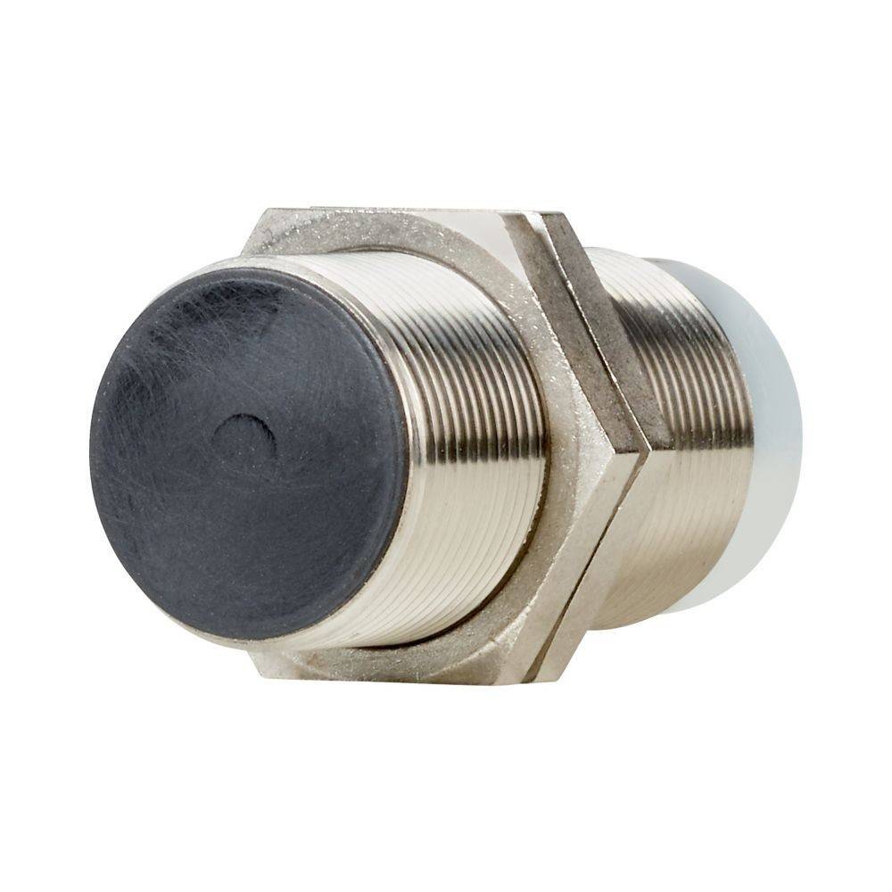 Ein zylindrischer Metall-Näherungssensor mit Gewindegehäuse und sechseckiger Basis, konzipiert für industrielle Anwendungen, aus einem Schrägwinkel dargestellt.