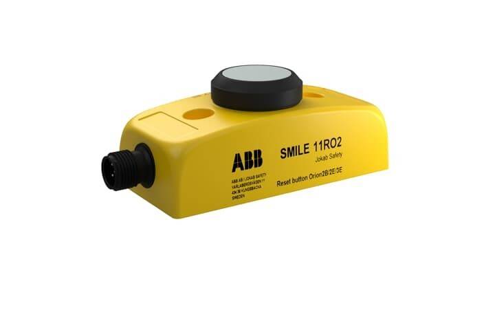 Gelber Not-Aus-Schalter-Modul von ABB, beschriftet mit 'SMILE 11RO2' und 'Jokab Safety', mit einem schwarzen Rückstellknopf oben.