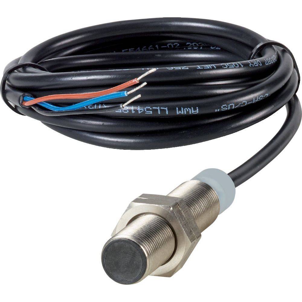 Ein zylindrischer Metallnäherungssensor mit einem Gewindeleib und drei Drähten (rot, blau, schwarz), die um den Sensor gewickelt sind.