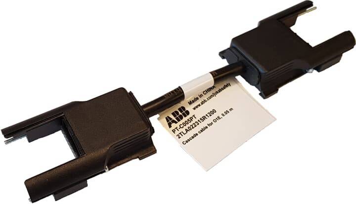 Ein schwarzes Netzkabel mit einem angebrachten Etikett, auf dem steht: „ABB