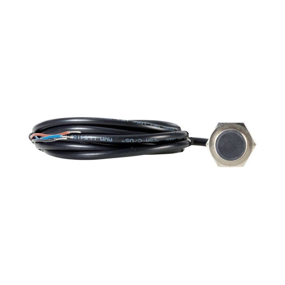 Ein Kabel mit einem sechseckigen Metallendensensor, der für industrielle oder technische Anwendungen verwendet wird, isoliert auf einem weißen Hintergrund.