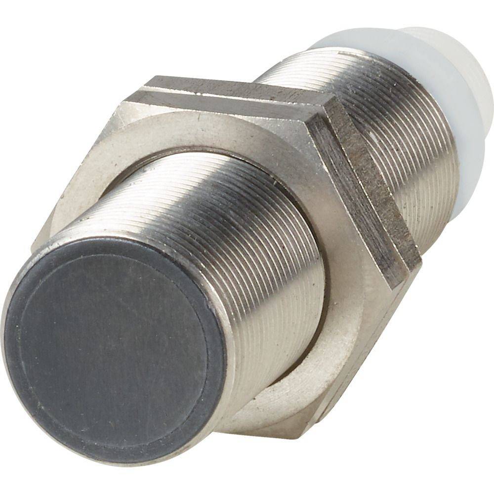 Ein metallischer zylindrischer Näherungssensor mit Gewindegehäuse, sechseckiger Befestigungsmutter und glatter Sensoroberfläche, die nach links ausgerichtet ist.