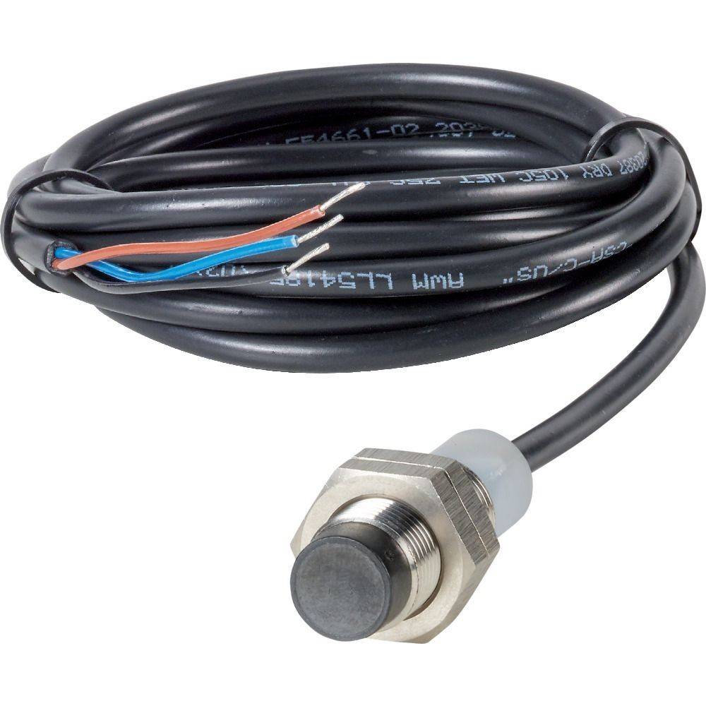 Ein zylindrischer Metallsensor mit einer schwarzen Spitze, angeschlossen an ein langes schwarzes Kabel mit freiliegenden blauen und braunen Leitungen, der für industrielle Anwendungen verwendet wird.