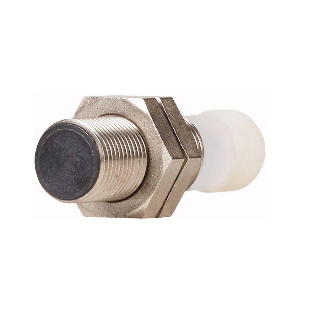 Ein Metall-Gewinde-Sensor mit einer Sechskantmutter, wahrscheinlich für industrielle Verwendung, vor einem einfarbigen weißen Hintergrund.