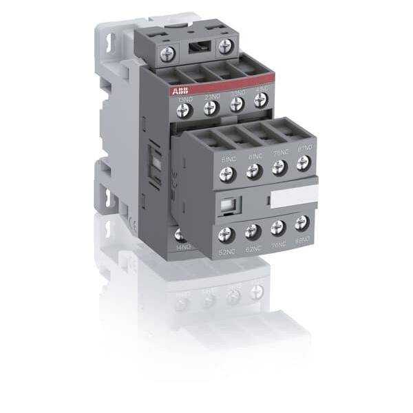 Ein elektrischer Schütz mit mehreren Anschlussklemmen auf einer reflektierenden Oberfläche, verwendet zur Steuerung von Stromkreisen.