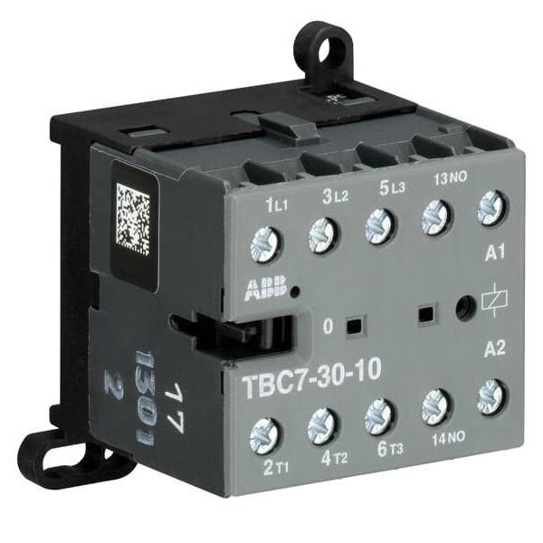ABB TBC7-30-10 Elektrischer Schütz mit beschrifteten Anschlussklemmen und einem QR-Code an der Seite.