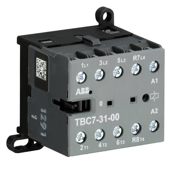 Elektrischer Schütz mit der Bezeichnung 'TBC7-31-00' mit mehreren Schraubklemmen und einem QR-Code. Verwendet zum Schalten elektrischer Stromkreise.