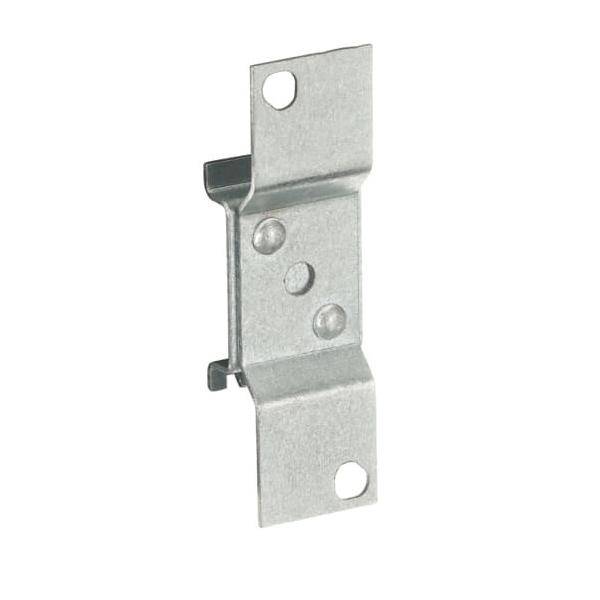 Eine Metalleckhalterung mit vier Schraubenlöchern, die zum Verbinden oder Verstärken von Teilen verwendet wird.