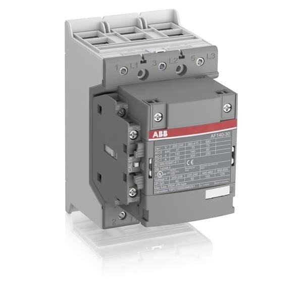 Ein industrieller elektrischer Schütz mit einem grau-weißen Gehäuse, auf dem das Herstellerlogo und das Spezifikationsetikett auf der Frontseite angebracht sind.