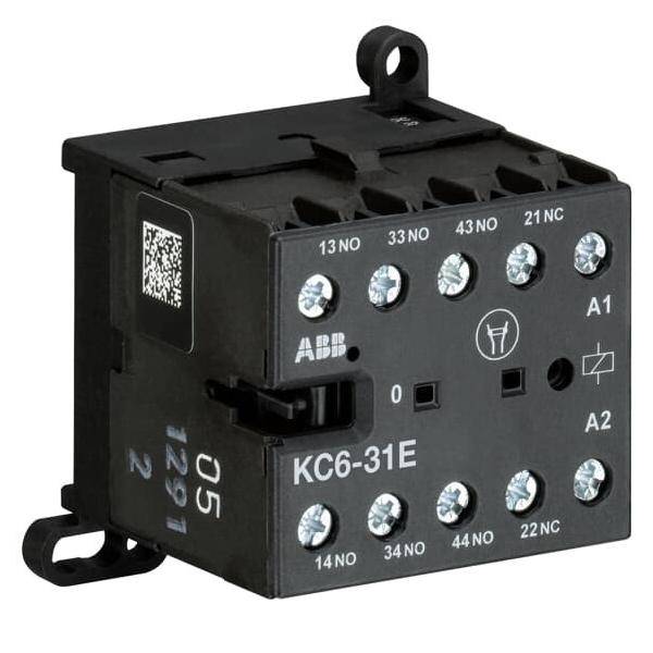 KC6-31E' Elektrokontaktor von ABB mit mehreren beschrifteten Anschlüssen, verwendet zur Steuerung von Stromkreisen. Schwarz mit QR-Code.