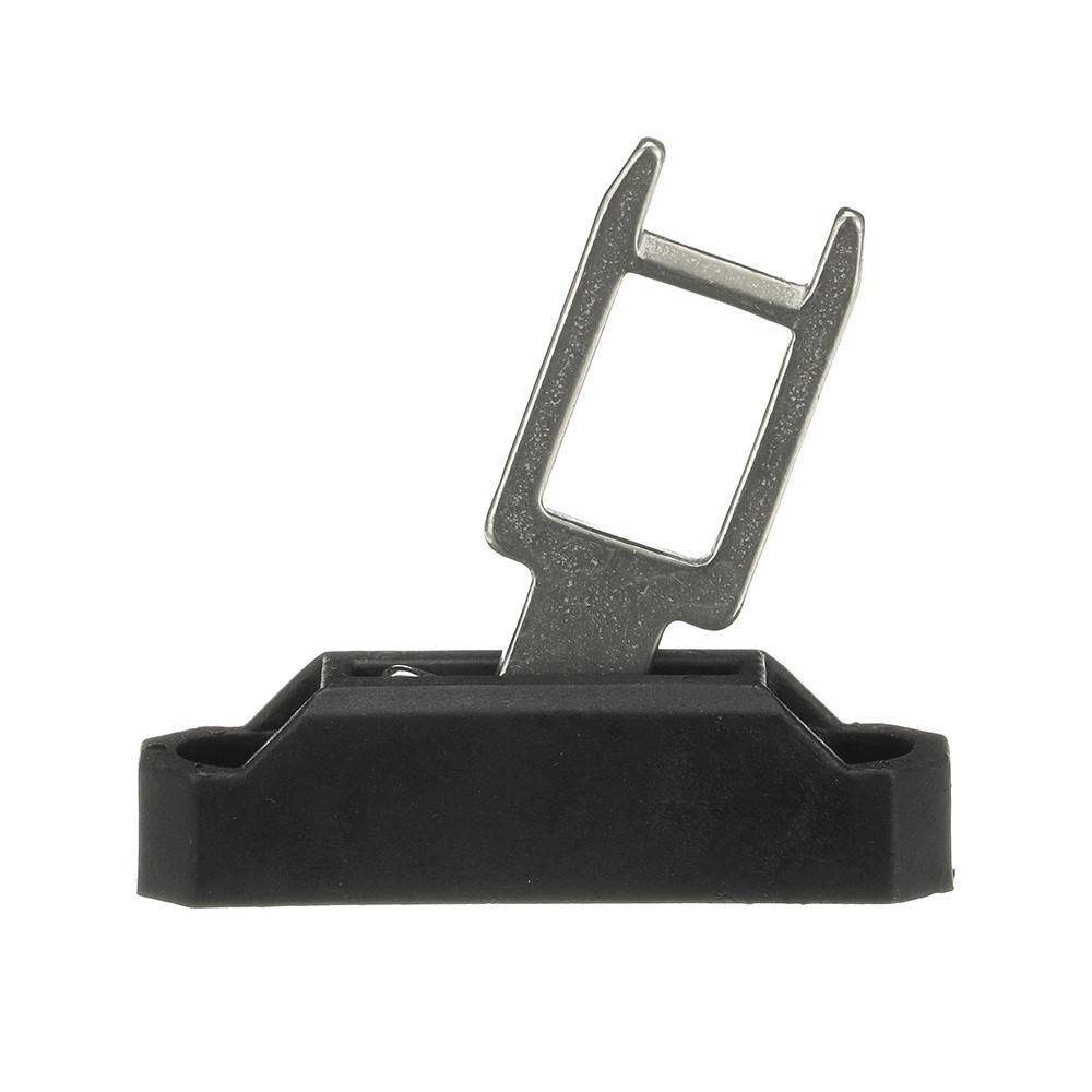 Ein kleines Metallwerkzeug zum Auswerfen der SIM-Karte mit einem rechteckigen Griff steht aufrecht auf einer schwarzen Kunststoffbasis, isoliert auf weißem Hintergrund.