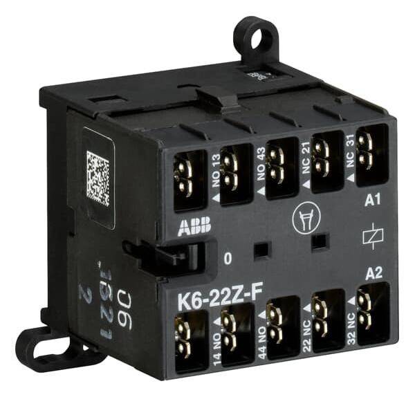 Ein schwarzer Relais mit elektrischen Anschlüssen, beschriftet mit 'K6-22Z-F', mit Herstellernamen und angeschlossenen Klemmen.