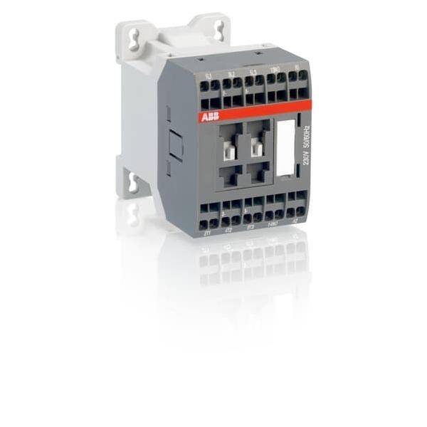 Ein grauer, rechteckiger ABB-Schütz mit mehreren Anschlusspunkten, montiert auf einer weißen Grundplatte. Konstruiert zur Steuerung elektrischer Stromkreise.
