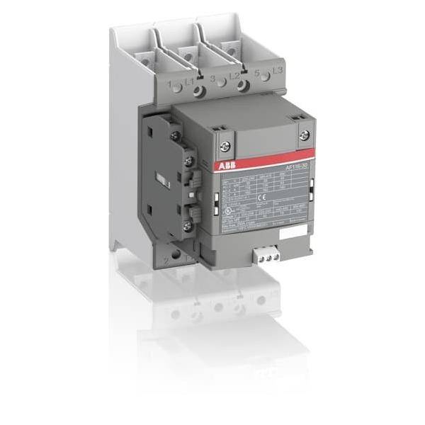 Ein elektrischer Schütz mit drei Polkontakten oben und einem roten und silbernen Etikett auf der Vorderseite, der zur Steuerung von Stromkreisen verwendet wird.