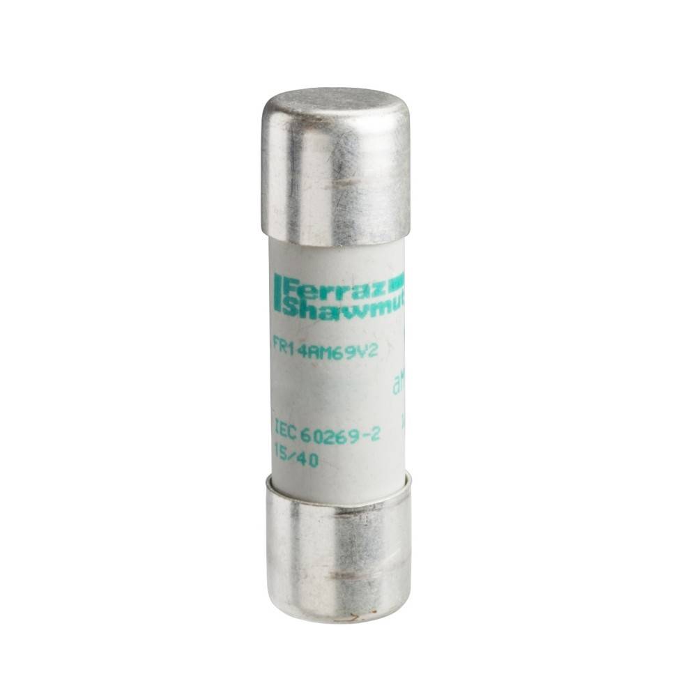 Eine zylindrische elektrische Sicherung mit metallischen Enden und einem weißen Keramikzentrum, beschriftet mit 'Ferraz Shawmut'.