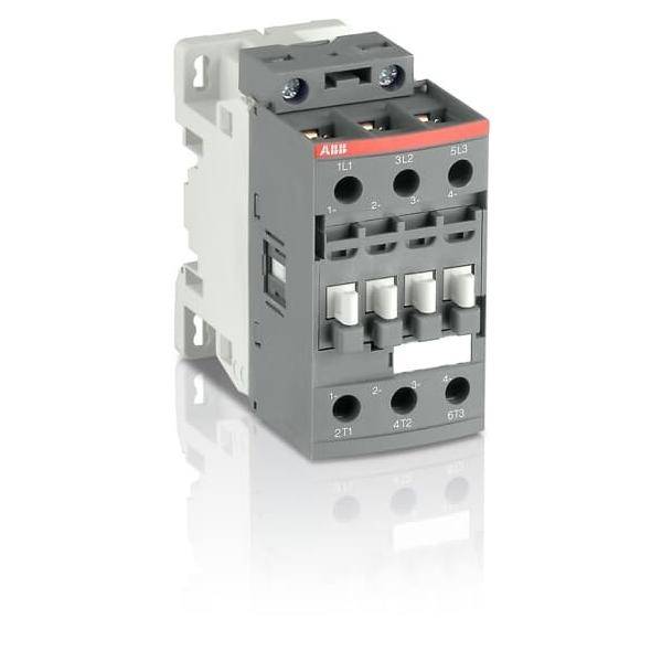 Ein dreiphasiger Elektrokontaktor mit beschrifteten Anschlüssen und kompaktem Design, verwendet zur Steuerung von Stromkreisen.