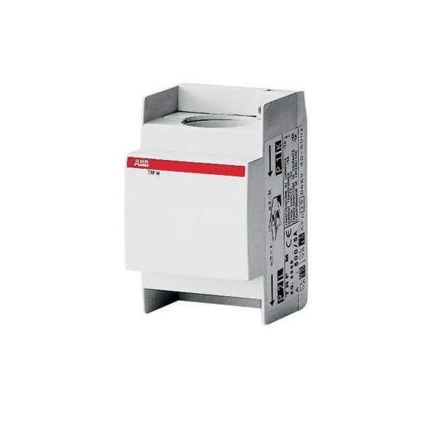 Ein weißes und graues elektronisches Gerät mit einem roten Etikett, versehen mit verschiedenen Zertifizierungssymbolen und technischen Spezifikationen an der Seite.