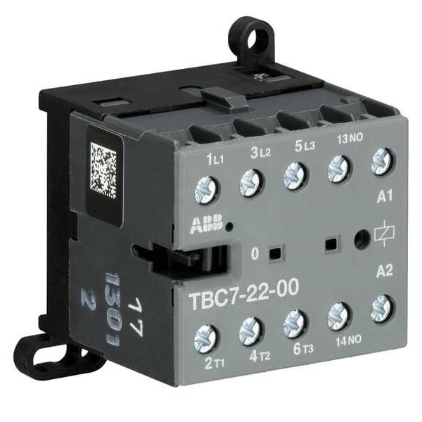 Ein grauer elektrischer Schaltrelais mit nummerierten Anschlüssen, beschriftet mit 1L1, 3L2, 5L3 und 13NO, und dem Text 'TBC7-22-00' auf der Vorderseite.