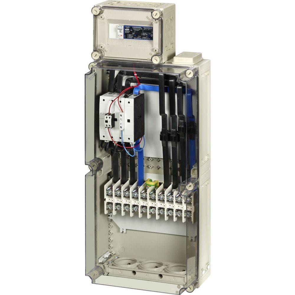 Ein elektrischer Sicherungskasten mit Schutzgehäuse, der interne Kabel und Komponenten wie Schalter und Sicherungen zur Stromkreissteuerung zeigt.
