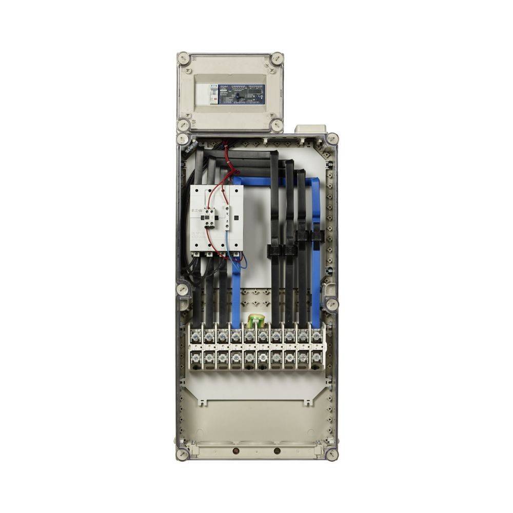 Eine elektrische Schalttafel mit mehreren schwarzen und blauen Kabeln, die mit einer Reihe von Sicherungsautomaten verbunden sind, in einem Metallgehäuse eingeschlossen.