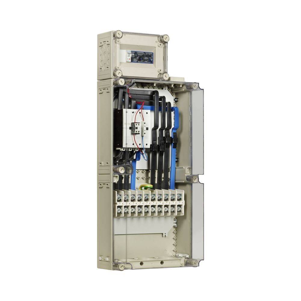 Ein offenes elektrisches Schaltpanel mit mehreren Sicherungsautomaten und sichtbarer Verkabelung, das eine komplexe Anordnung für industrielle oder gebäudebezogene Nutzung zeigt.