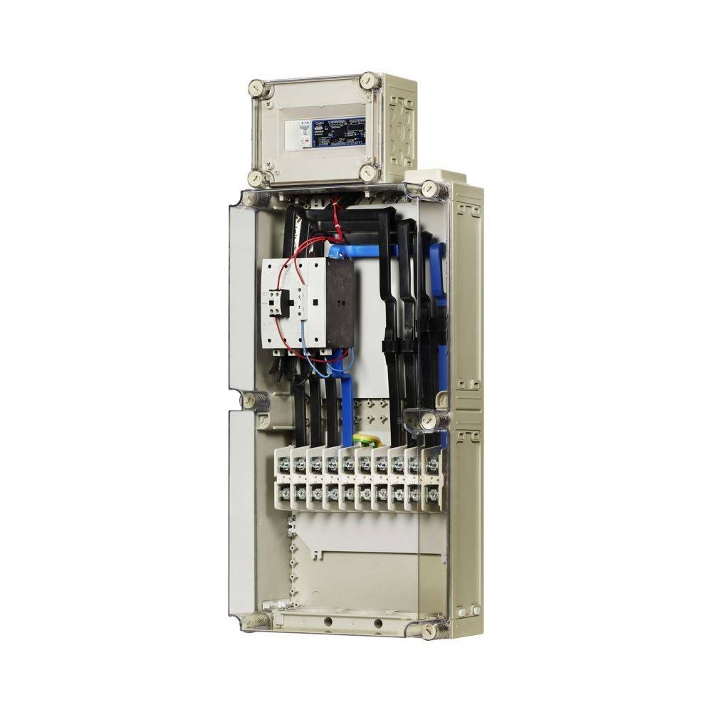 Elektrische Tafel mit mehreren Kabeln, die an einem zentralen Leitungsschutzschalter angeschlossen sind und in einem rechteckigen Metallgehäuse untergebracht sind.