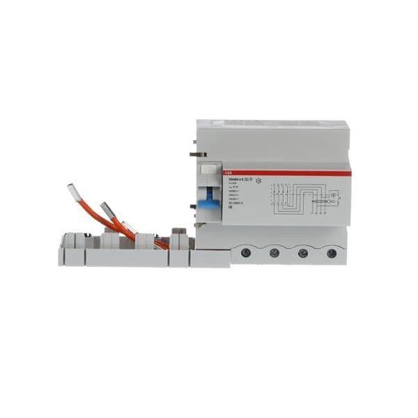 Sicherungsautomat mit Leitungen, die an Klemmen angeschlossen sind und für elektrische Sicherheit und Steuerung verwendet werden.