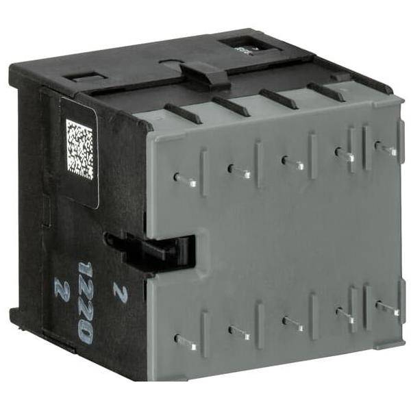 Eine Nahaufnahme einer grauen und schwarzen elektrischen Komponente mit mehreren Metallsteckverbindern. Ein QR-Code ist auf der oberen Kante sichtbar.