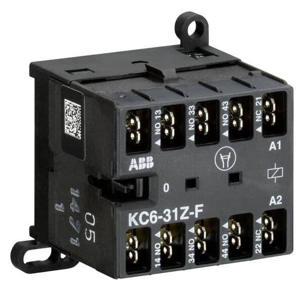 Elektrische Komponente mit der Bezeichnung ABB KC6-31Z-F mit mehreren Anschlusspunkten, Anschlüssen mit den Beschriftungen NO und NC sowie einem QR-Code auf der Oberseite.
