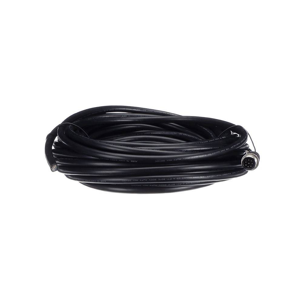 Ein gewickeltes schwarzes Kabel mit einem runden Anschluss an einem Ende, vor einem einfarbigen weißen Hintergrund.