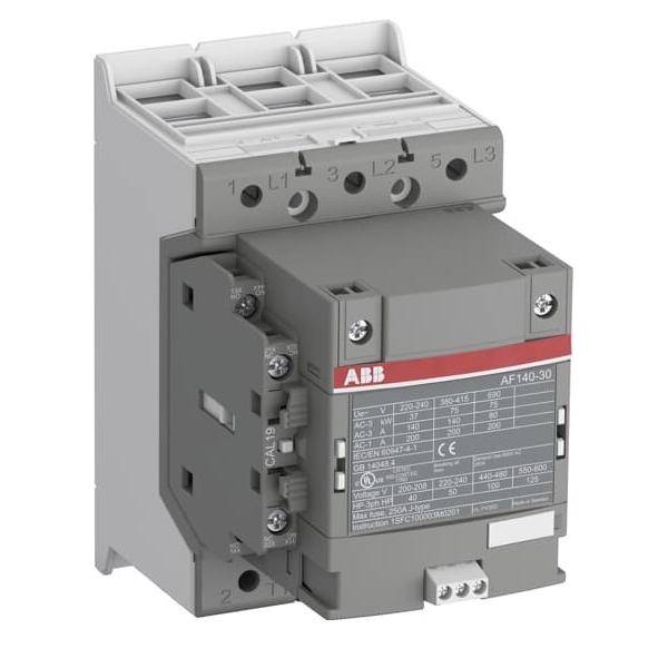 Ein elektrischer Schütz mit beschrifteten Anschlüssen und technischen Spezifikationen, verwendet zur Steuerung von Stromkreisen.