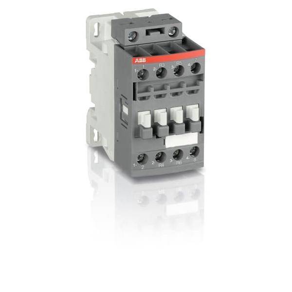 Ein elektrischer Schütz mit mehreren Anschlussklemmen und einem grauen Gehäuse, der zur Steuerung von Elektromotoren in industriellen Umgebungen verwendet wird.