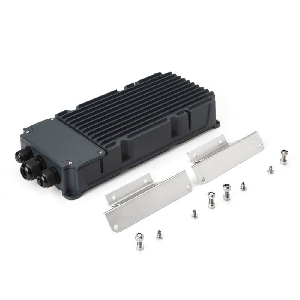 Rechteckiges schwarzes elektronisches Gerät mit Kühlrippen, zwei Anschlüssen an einer Seite. Enthält Befestigungsklammern und Schrauben.