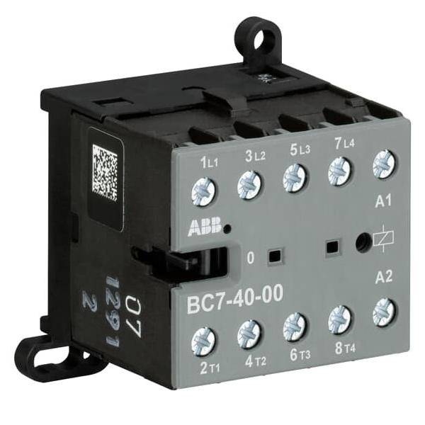 Eine rechteckige schwarze und graue elektrische Komponente mit der Beschriftung 'ABB BC7-40-00', die mehrere Schrauben und Anschlusspunkte aufweist und in Stromkreisen verwendet wird.