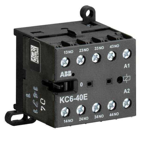 Ein schwarzes industrielles elektrisches Relais mit der Bezeichnung 'KC6-40E', das mehrere Anschlüsse und Steuerungsklemmen auf seiner Oberfläche aufweist.