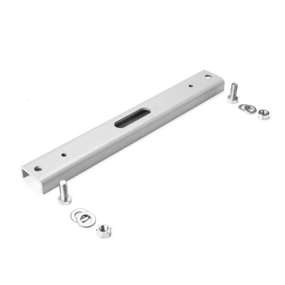 Eine weiße Metallhalterung mit einem rechteckigen Ausschnitt in der Mitte, zwei Schrauben, drei Unterlegscheiben und einer Mutter sind darum angeordnet.