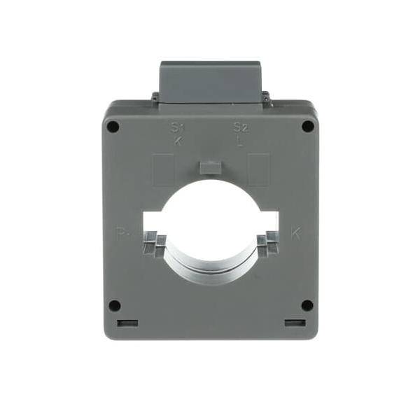 Eine graue, kastenförmige elektrische Komponente mit einer kreisförmigen Öffnung, ausgestattet mit kleinen Anschlüssen und beschriftet mit ‚S1', ‚S2', ‚P1' und ‚P2'.