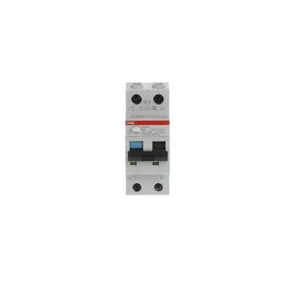 Ein Leistungsschalter mit einem Schalter, Teil der elektrischen Sicherheitsausrüstung, in vertikaler Ausrichtung mit sichtbaren Markierungszeichen.