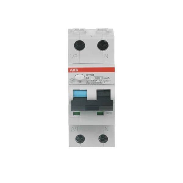 ABB DS201' weißer Leitungsschutzschalter mit schwarzem Schalter und rotem Etikett, mit zwei Polen ausgestattet, zur elektrischen Sicherheit in Stromkreisen verwendet.