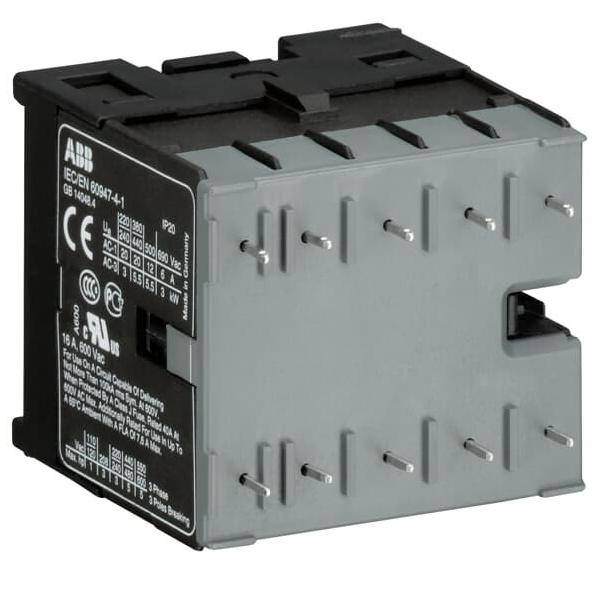 Ein schwarzer und grauer elektrischer Schütz mit technischen Markierungen und Zertifizierungen an der Seite, der in industriellen Anwendungen zum Schalten verwendet wird.