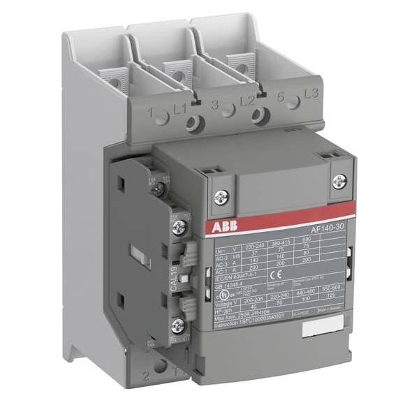 Elektrischer Schütz mit drei Anschlüssen, die mit L1, L2, L3 beschriftet sind. Markenlogo und technische Spezifikationen sind auf der Frontplatte sichtbar.